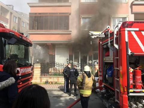 Bayrampaşa'da hediyelik eşya deposu yandı