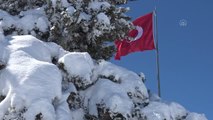 Kar kalınlığının 1,5 metreyi bulduğu Cıbıltepe, ilkbaharda da turistlerle şenlendi