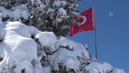 Kar kalınlığının 1,5 metreyi bulduğu Cıbıltepe, ilkbaharda da turistlerle şenlendi