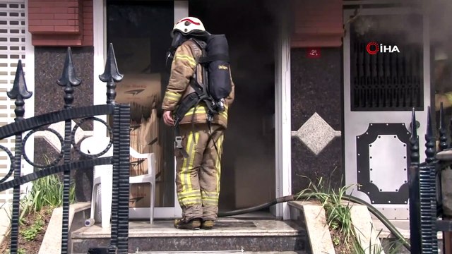 Bayrampaşa’da hediyelik eşya deposu yandı