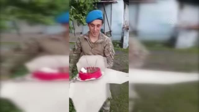 Afrin'de görevli Mehmetçik 10 aydır görmediği annesine doğum günü sürprizi yaptı