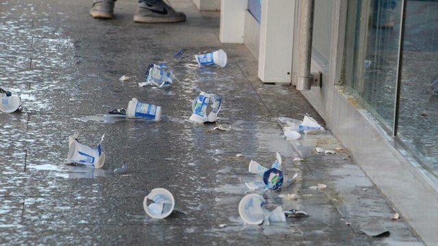 Kredi borcunu ödeyemediği banka şubesine ayran ve yumurtayla saldırdı
