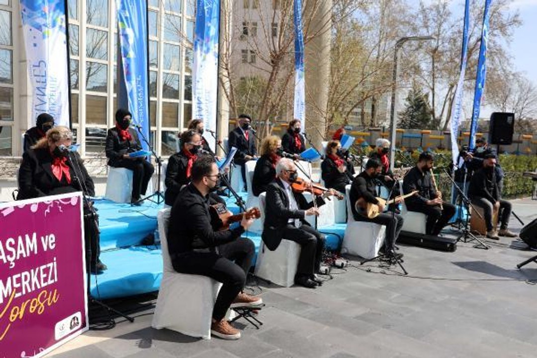 Gaziantep'te, 65 yaş üstü vatandaşlardan oluşan koro konser verdi