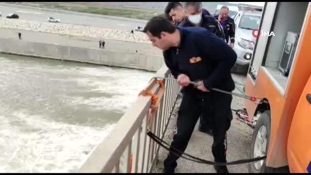 Çayda mahsur kalan Suriye uyruklu 2 kişi halat yardımıyla kurtarıldı