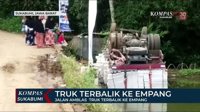 Jalan Amblas Truk Terbalik Ke Empang