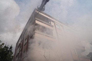 BAYRAMPAŞA'DA HEDİYELİK EŞYA DEPOSUNDA YANGIN