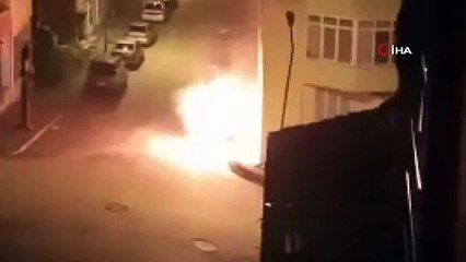 Park halinde bir anda alev alan araca sahibi kova kova su taşıdı