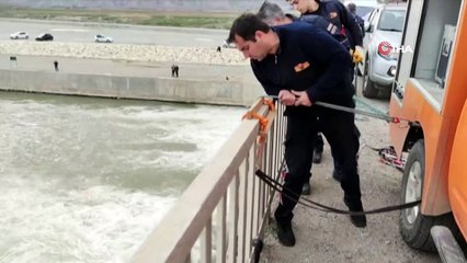 Çayda mahsur kalan Suriye uyruklu 2 kişi halat yardımıyla kurtarıldı