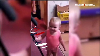 Bebeğin aileyi gülme krizine sokan taklidi kamerada