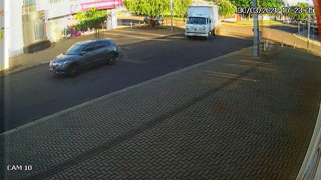 Vídeo: Após grave colisão entre veículos, pedestre quase é atropelado no Bairro Coqueiral