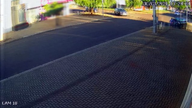 Vídeo: Após grave colisão entre veículos, pedestre quase é atropelado no Bairro Coqueiral