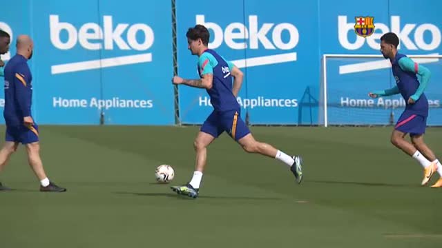 Piqué entrena con el grupo
