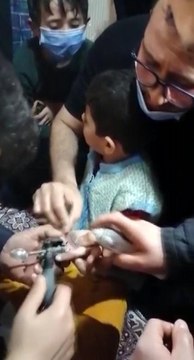 Kapı kilidine parmağını sıkıştıran çocuğun imdadına itfaiye ekipleri yetişti