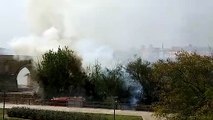 Importante incendio de vegetación junto al Puente Romano de Córdoba
