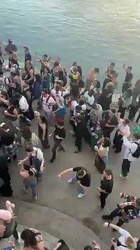 Lyon des centaines de personnes actuellement rassemblées pour danser sur les quais malgré