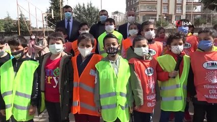 Minik eller fidanlarını toprakla buluşturdu