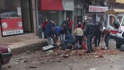 Bastığı yer çürük çıkınca ördüğü duvarla birlikte 8 metre yükseklikten düştü