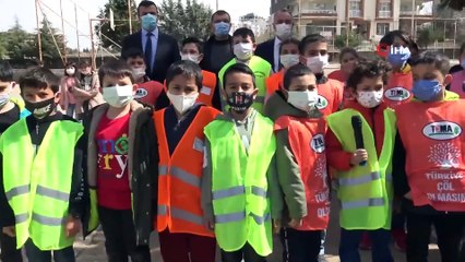 Minik eller fidanlarını toprakla buluşturdu