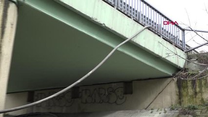 ŞİŞLİ'DE ÜST GEÇİTTEN YOLA DÜŞEN ELEKTRİK KABLOSU KEPÇEYLE YUKARI KALDIRILDI