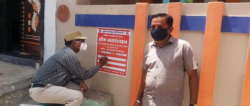मरीजों के निवास स्थल पर चिपकाए होम आइसोलेशन के पोस्टर, स्वास्थ्य की जानकारी भी ली