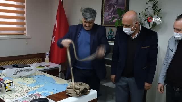 Otobüs şoföründen örnek davranış...İçi altın dolu çantayı otobüste unuttu, büyük panik yaşadı