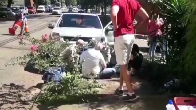 Após colisão entre veículos, pedestre é atingido por automóvel na Rua Minas Gerais