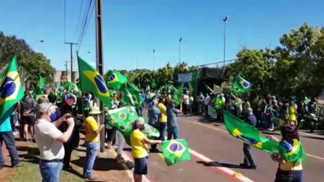 Nova manifestação em prol do Governo Bolsonaro é realizada em frente ao Exército de Cascavel