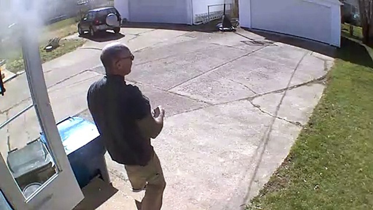 Brave Neighbor Delays House Fire while Waiting for Fire Department