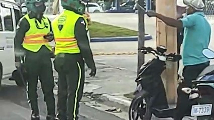 Apresan motorista que aparece en video persiguiendo con un puñal dos agentes de la DIGESETT