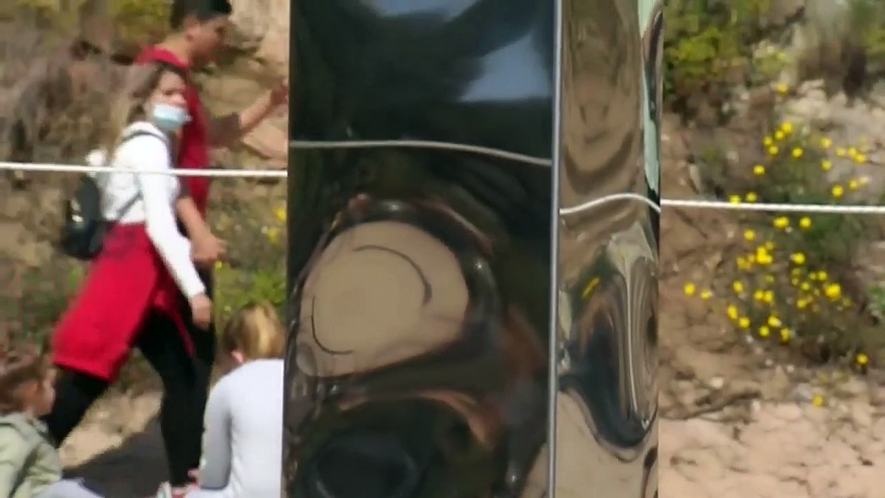 Aparece en una playa de Costa Brava un monolito metálico parecido al de Utah