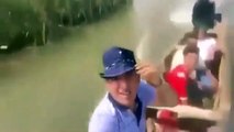 Ce conducteur de pirogue ne regarde pas devant lui et c'est le drame