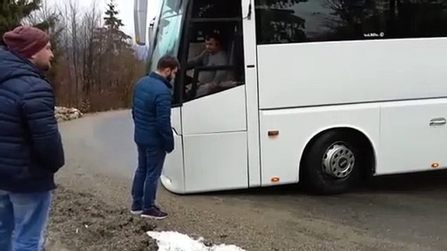 Ce chauffeur de bus rate son virage sur une route de montagne et c'est le drame