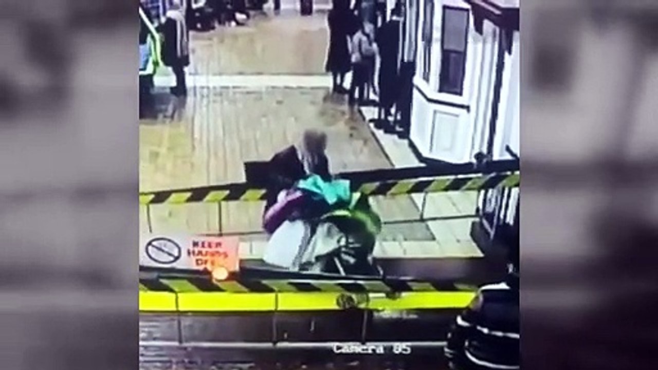 Cette maman et son bébé en poussette se font percuter par un petit train... tout petit, heureusement