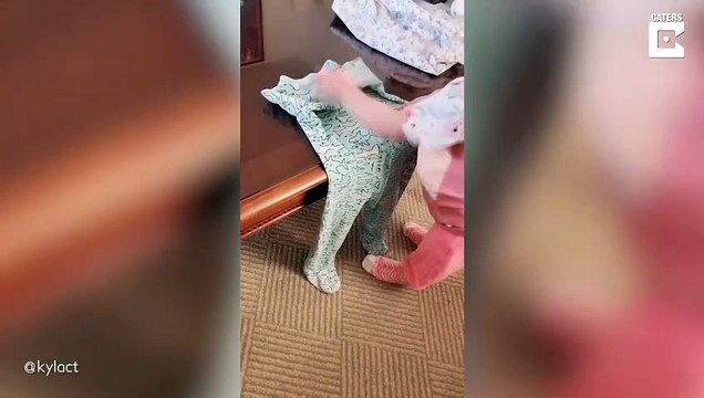 Ce bébé sait déjà plier les vêtements à la perfection