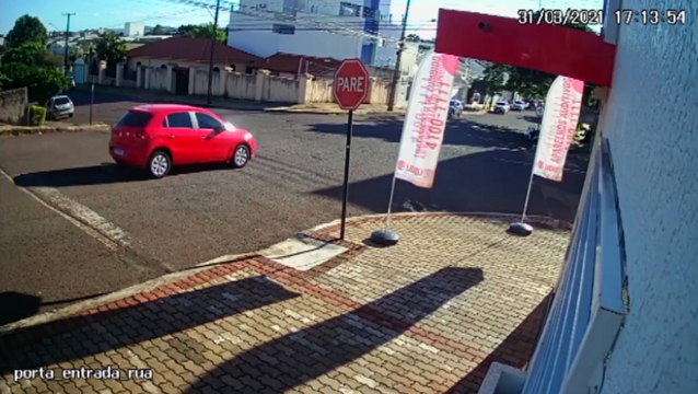 Vídeo mostra o momento em que ciclista atinge a lateral de carro na Região Central