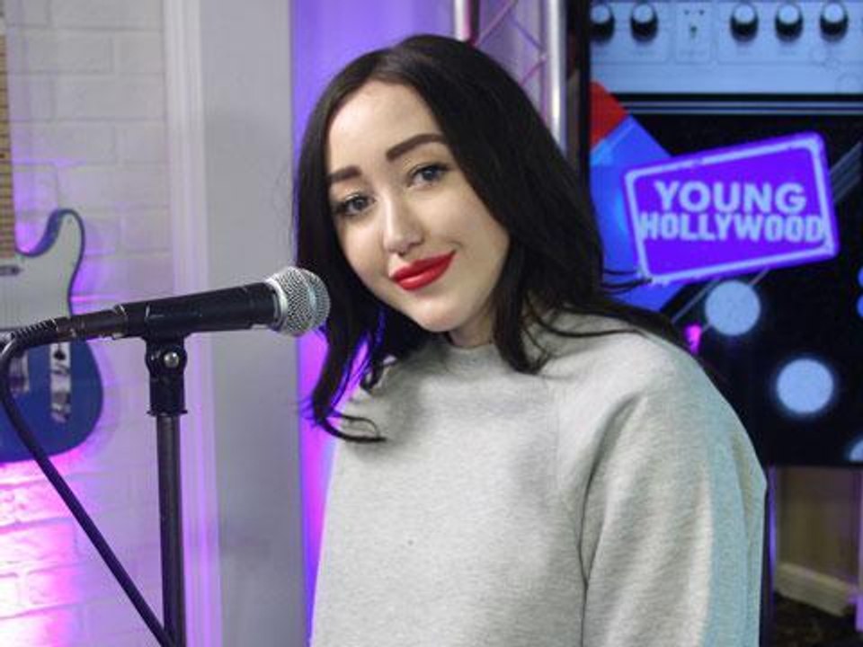 Noah Cyrus Performs "Make Me (Cry)" Live