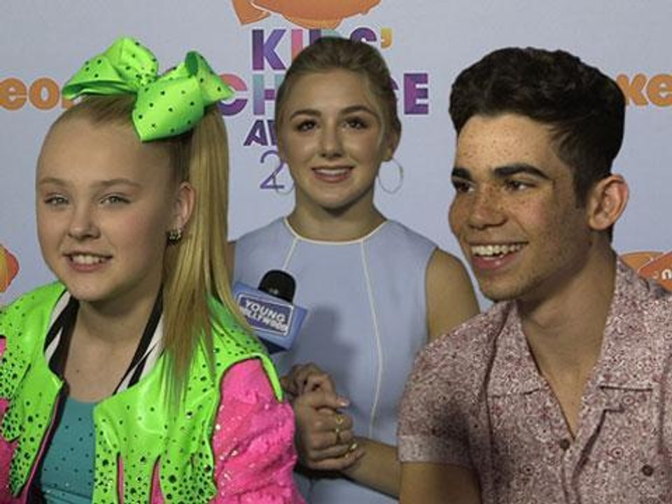 Stars Take Hula Hoop Challenge at Kids' Choice Awards