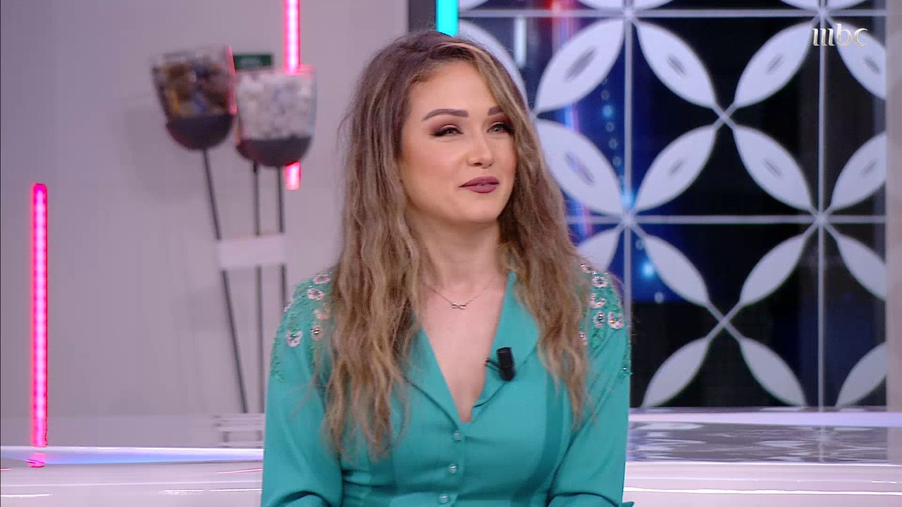 ولاء عزام تتحدث عن لحظات الشر والآغا يسأل طاقم عمل صدى الملاعب إذا ما كان شرير أم لا في لقطة طريفة