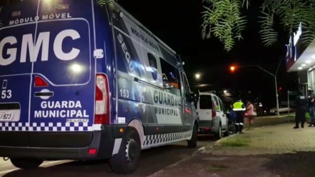 Equipes da Transitar e da Guarda Municipal realizam blitz para fiscalizar trânsito e toque de recolher, em Cascavel