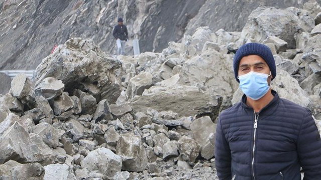 Yüksekova Karayolu'nda heyelan meydana geldi