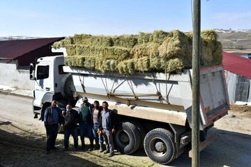 Bayburtlu çiftçilerden Yusufeli'ne yardım eli