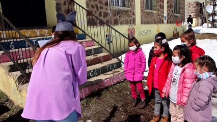 Öğretmenler köy köy dolaşarak öykü anlatıyor