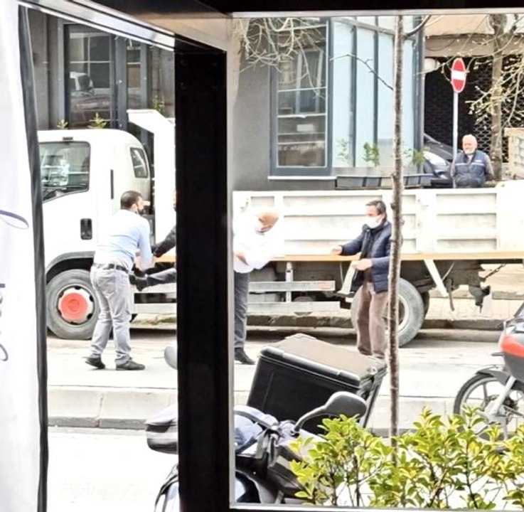 Sonra neden taksicilere laf ediyorsunuz! Önce kafa attı sonra beysbol sopasıyla kafasını yardı