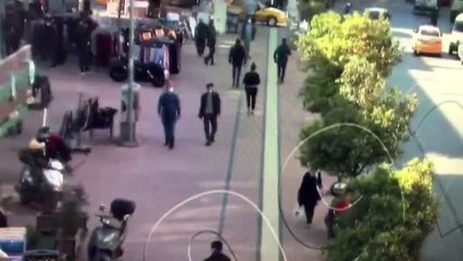 Kapkaç zanlısı saklanmak için girdiği evde yorganın altında yakalandı