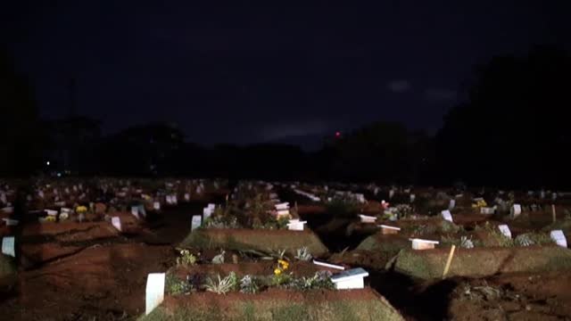 Nuevo récord diario de muertes por covid-19 en Brasil que les obliga a celebrar funerales nocturnos