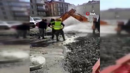 Çalışma sırasında patlayan borudan çıkan su metrelerce yükseldi