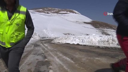 Tải video: Van'da Nisan ayında karla mücadele... Kar kalınlığı 5-6 metreyi buldu