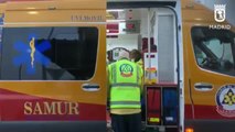 Los bomberos rescatan al conductor de un camión tras un accidente en una estación de servicio en Madrid