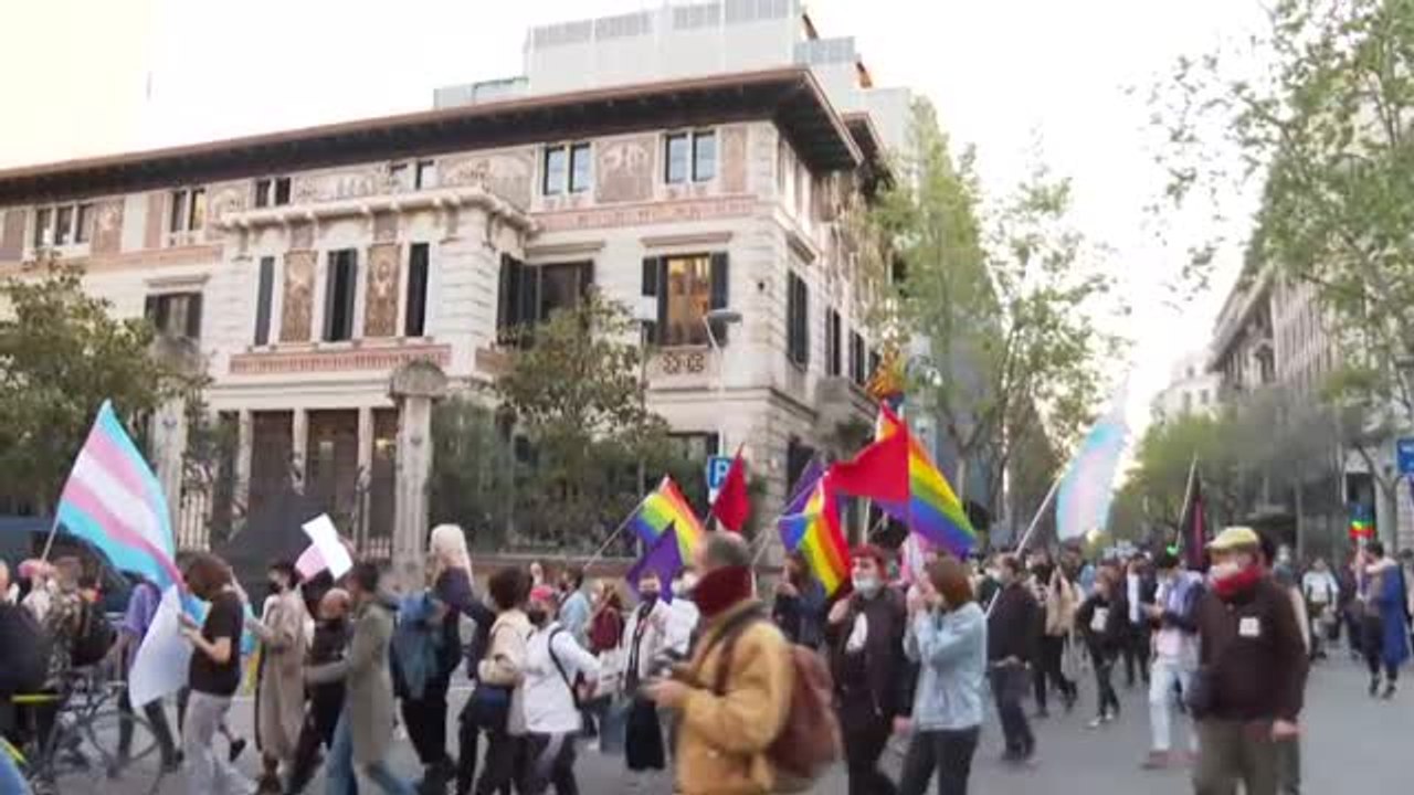 Cientos de personas reclaman en Barcelona que se apruebe ya la Ley Trans