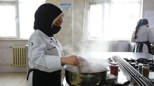Meslek lisesinin atölye mutfaklarında hazırlanan yemekler ihtiyaç sahiplerine şifa oluyor